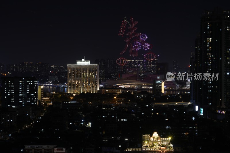 城市夜空下绚烂多彩的烟花盛宴