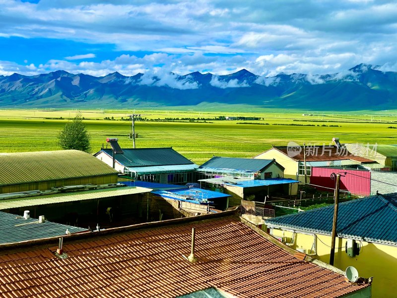 山间田野处的村庄全景