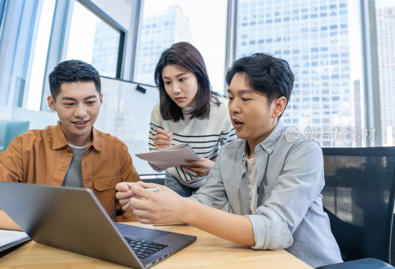 年轻商务人士在办公室开会