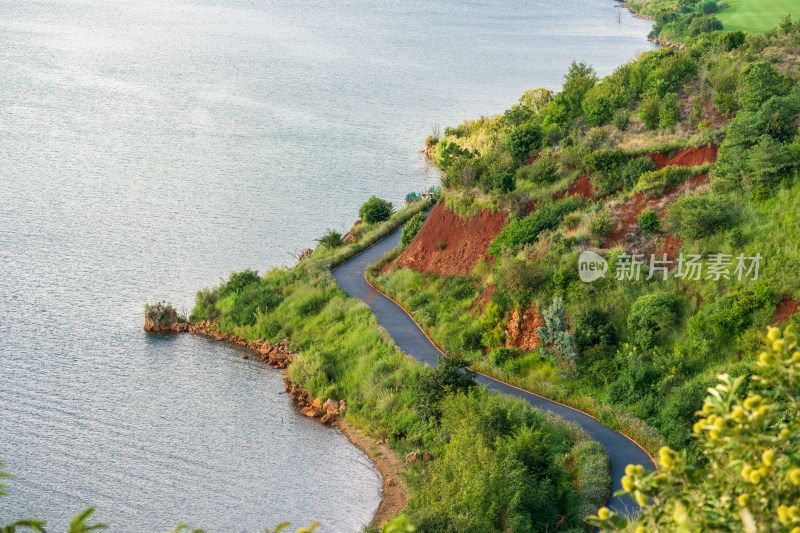 沿湖而建蜿蜒曲折的优美自然景观道路