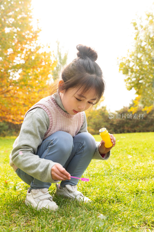 快乐的小女孩在公园里玩耍