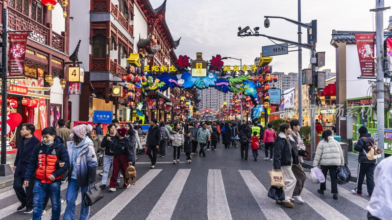 装饰华丽的商业街行人来来往往