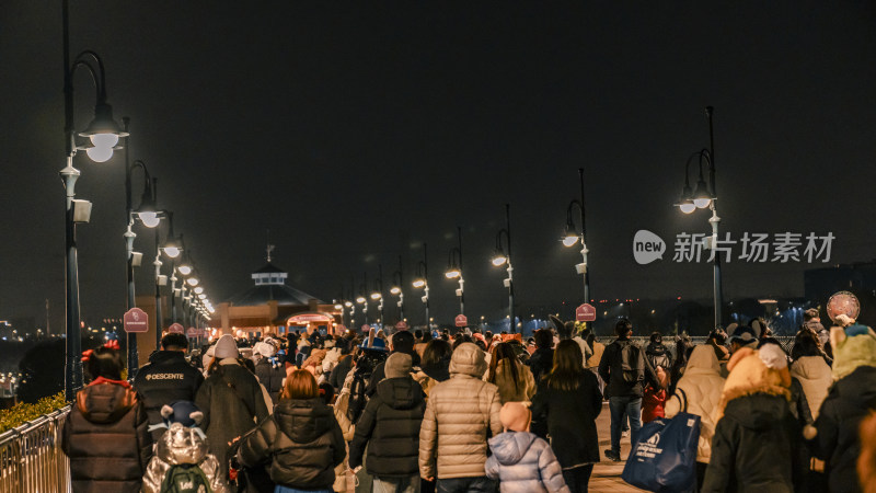 夜晚灯光下人群密集的街道