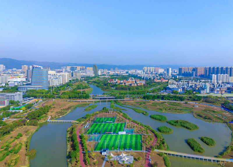 城市公园足球场航拍全景