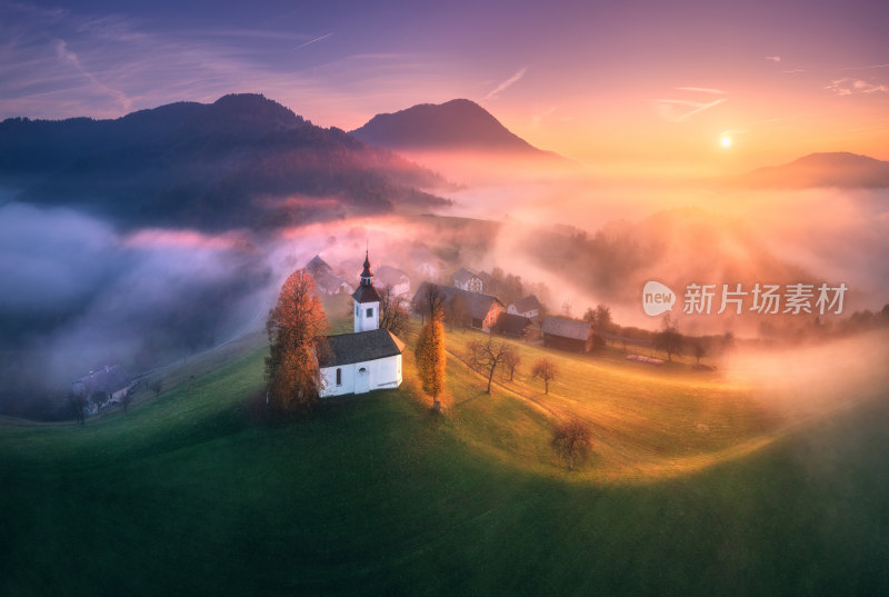 山间晨雾中的教堂田园风光