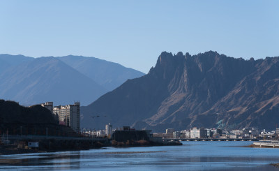 冬季晴天的拉萨河风景