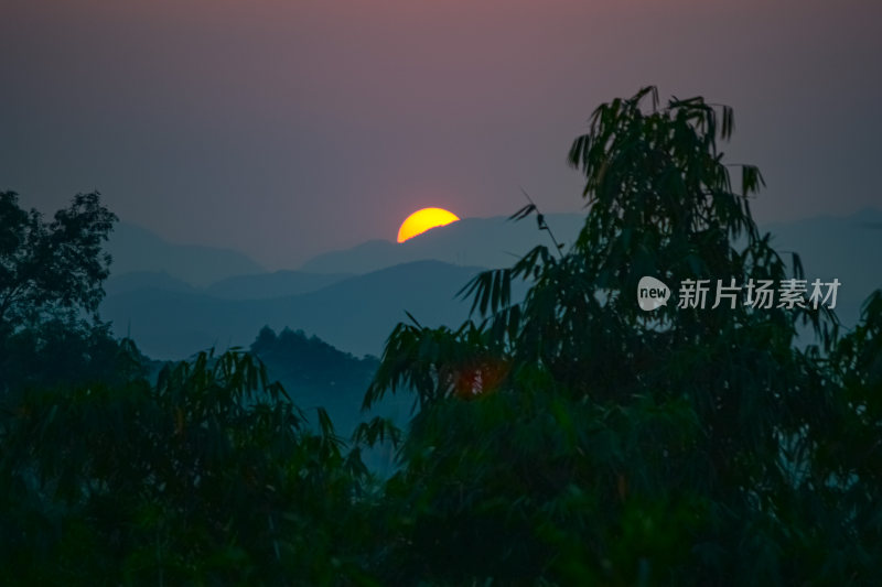 晴朗天气，群山中的日落