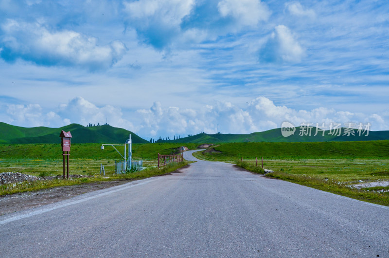 新疆伊犁那拉提草原公路与蓝天白云自然风光