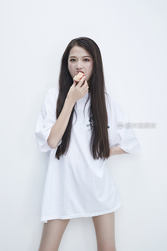 吃桃子的穿白色长T血衫的长发可爱少女人像