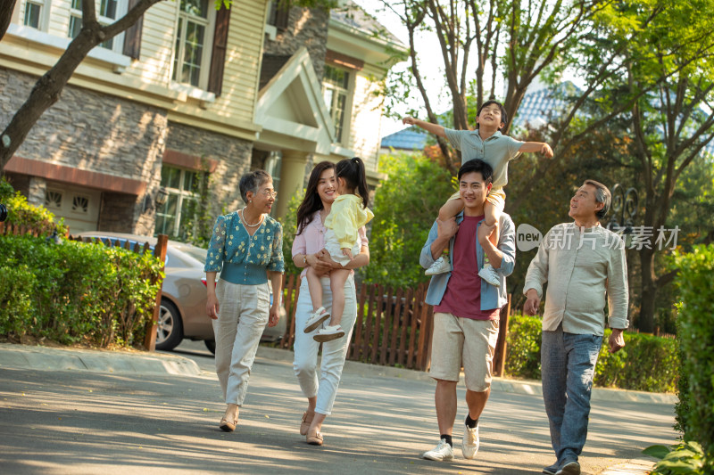 幸福的六口之家在小区内散步