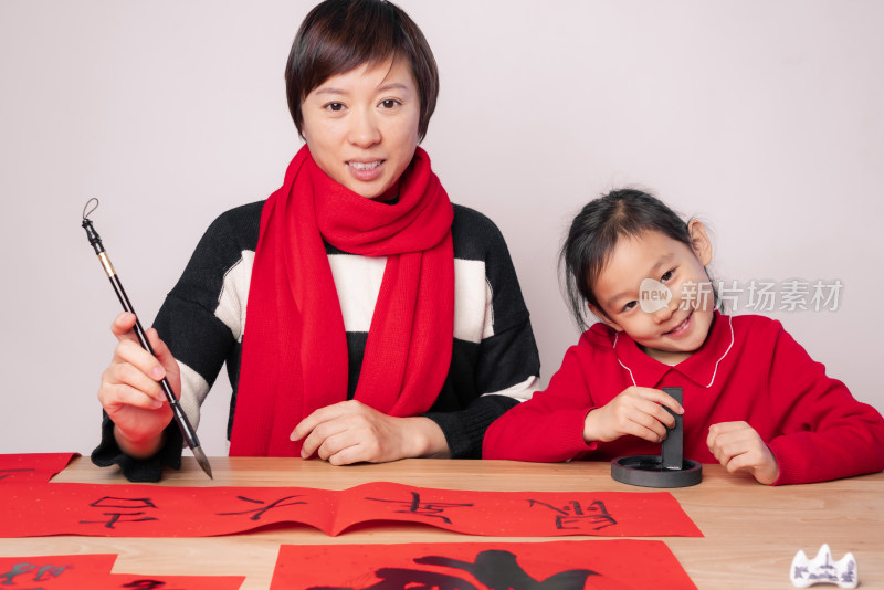 教导女儿写毛笔字的中国母亲