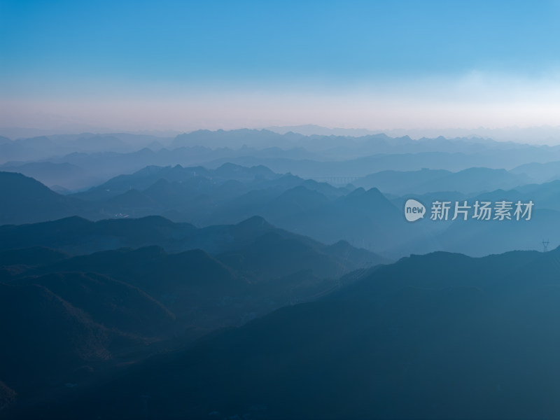 贵州高原日出时的山景风光