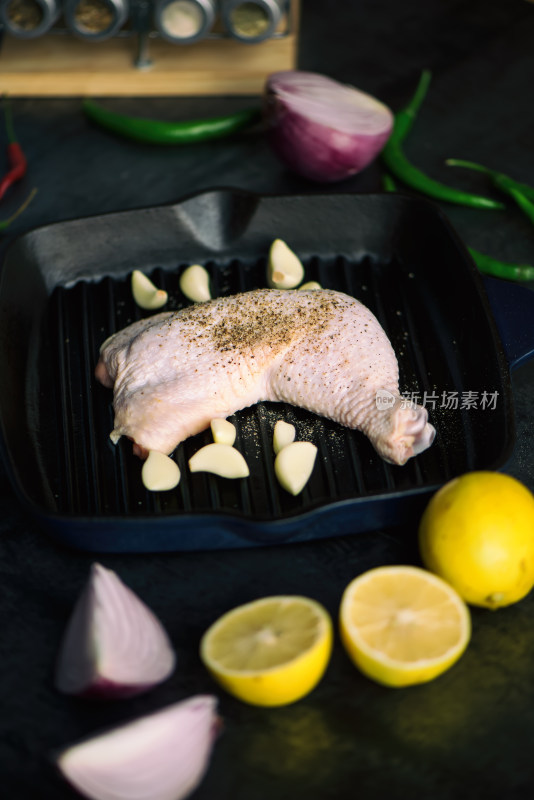 餐饮美食素材-平底锅上的生鸡腿肉