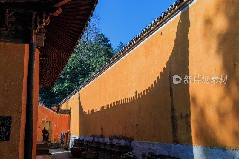 天台国清寺古建筑黄墙下的光影之景