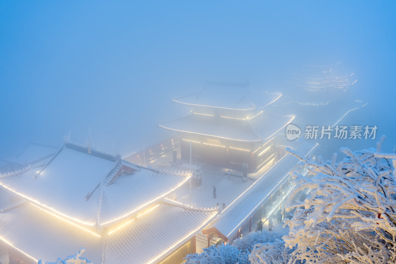 河南老君山景区冬季大雪古建筑房檐夜景