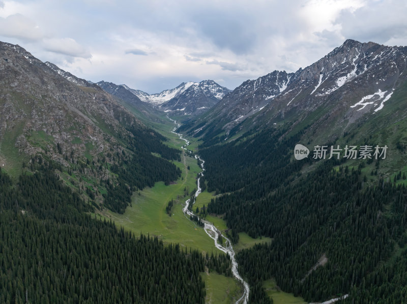 新疆北疆夏季乌孙古道天堂湖徒步高空航拍