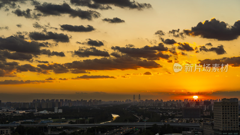 城市黄昏时分的天际线全景