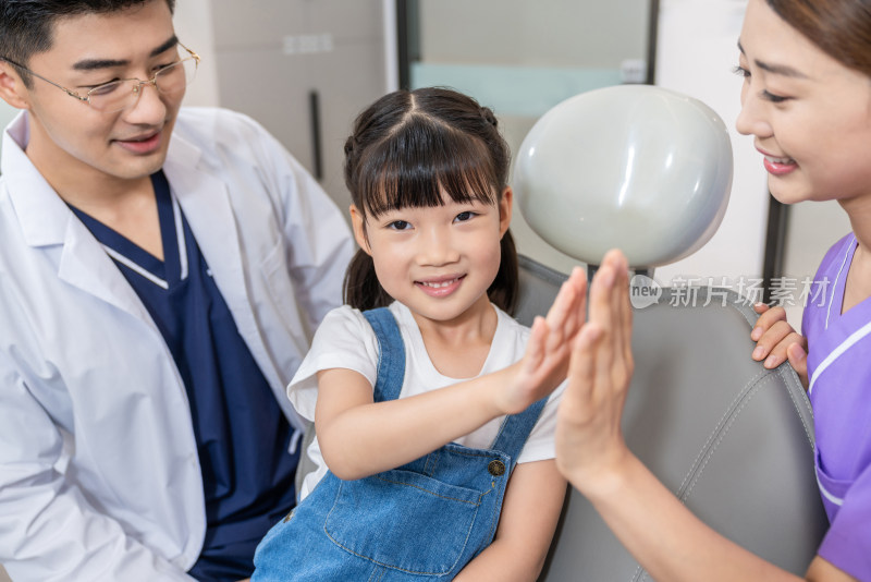 医生和小女孩在牙科诊所