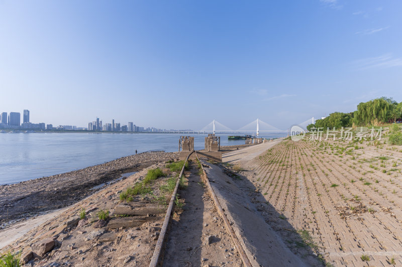 武汉武昌江滩废弃火车轨道风景