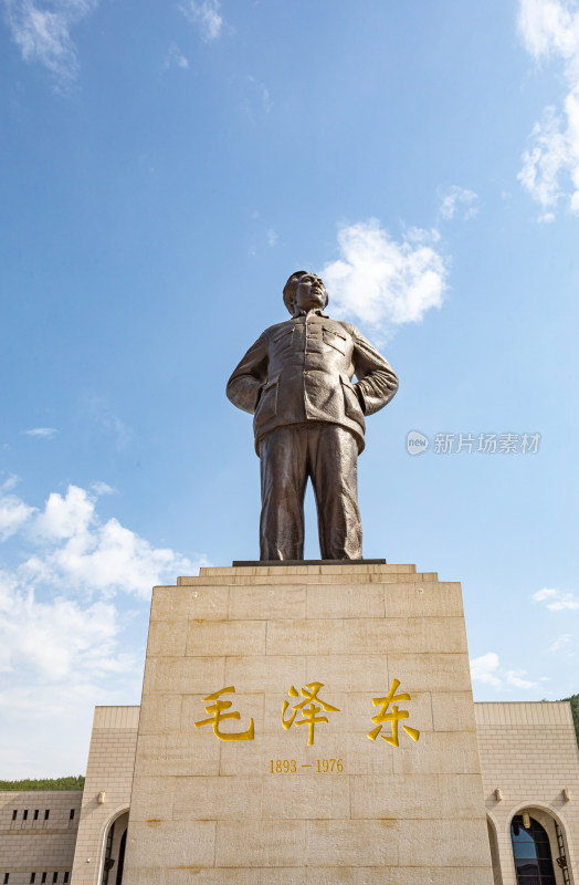 陕西延安革命纪念馆建筑与毛泽东雕塑塑像