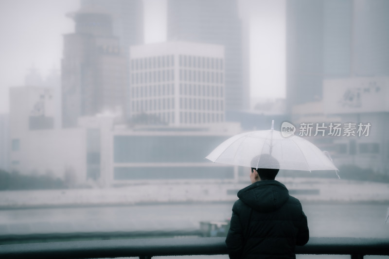 秋天雨雾中的上海外滩