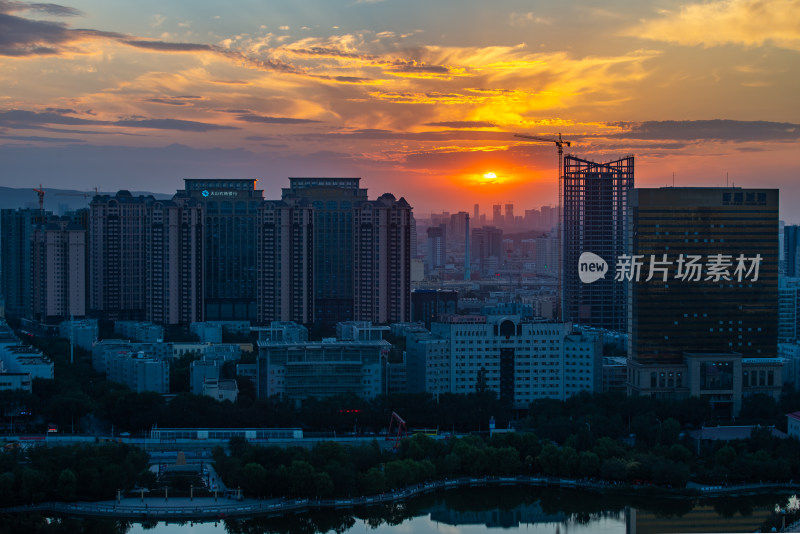 傍晚时分的新疆乌鲁木齐城市风光