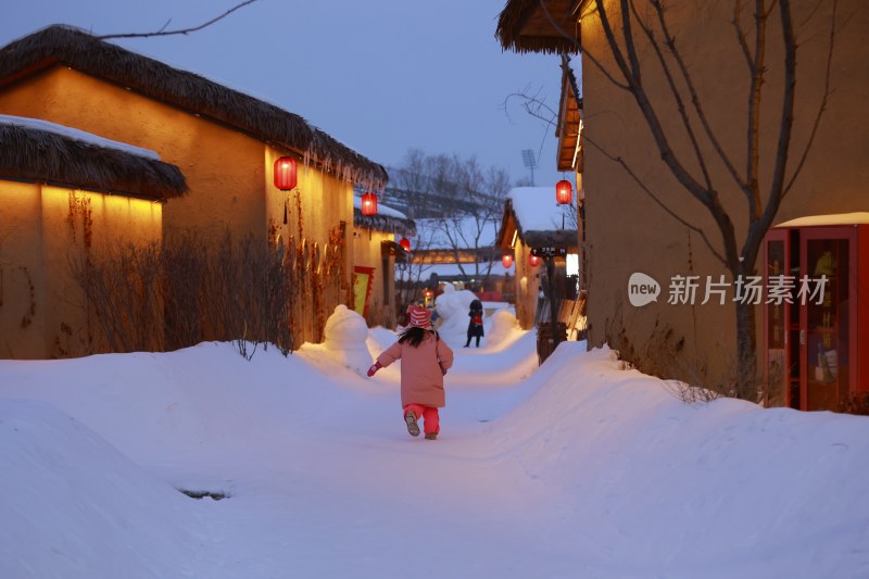 冬日小女孩雪地玩耍