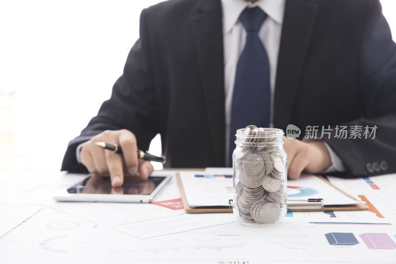 金融从业者在使用ipad平板电脑分析行业行情