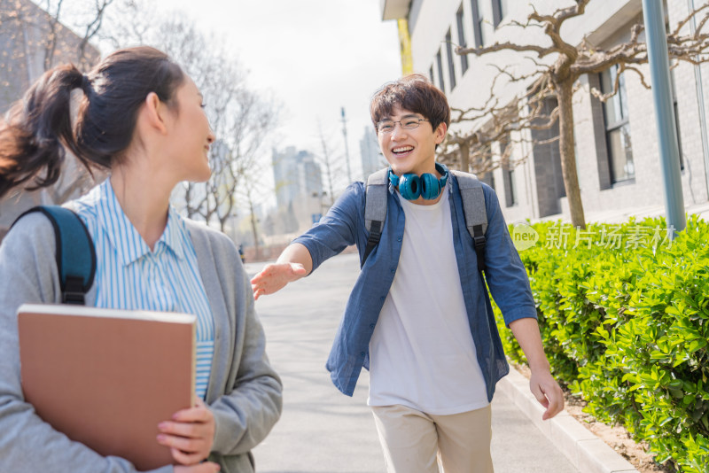 大学生情侣在校园里