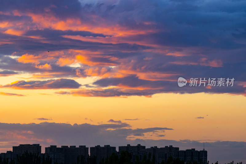 城市上空绚丽多彩的晚霞景观