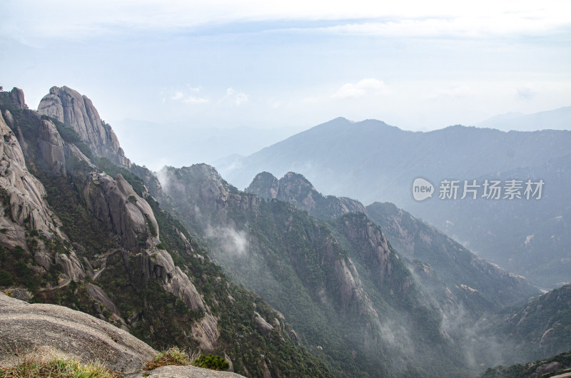 黄山 群山峻岭间的晨曦 云海 山峦 峰峦叠嶂