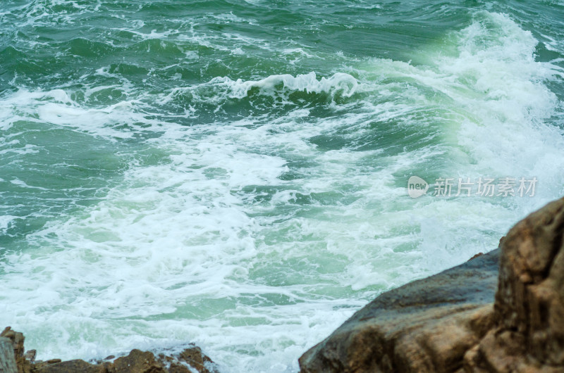 青岛小麦岛的海滨风光