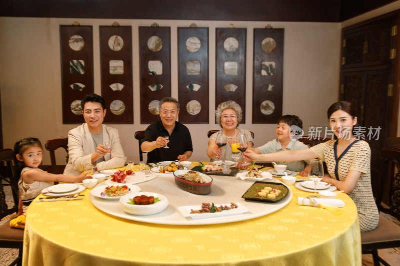 幸福家庭在餐厅用餐