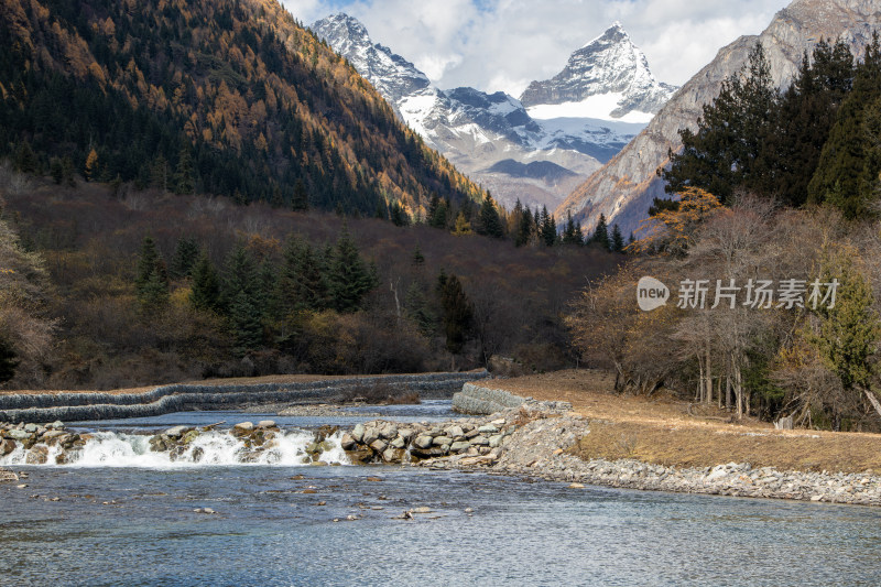 川西秋色，雪山下的山谷溪流