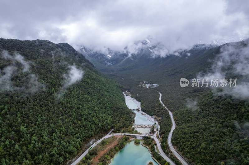 云南丽江玉龙雪山蓝月谷云雾缭绕高空航拍