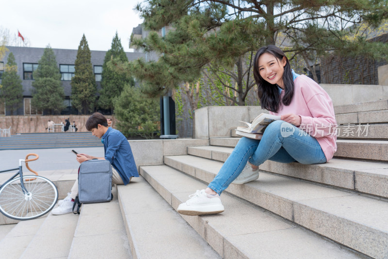 大学生在校园里学习