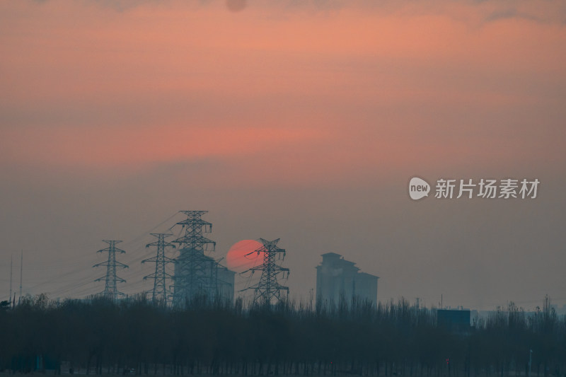 日落时分的城市输电塔景象