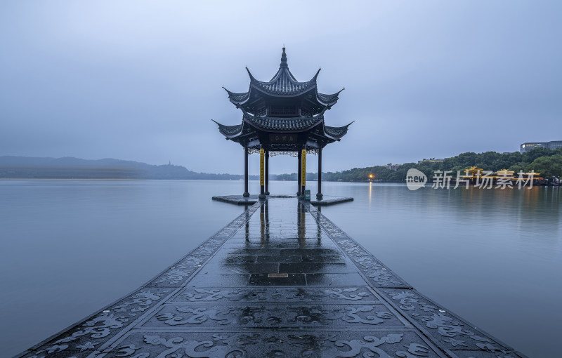 雨雾中的杭州西湖集贤亭