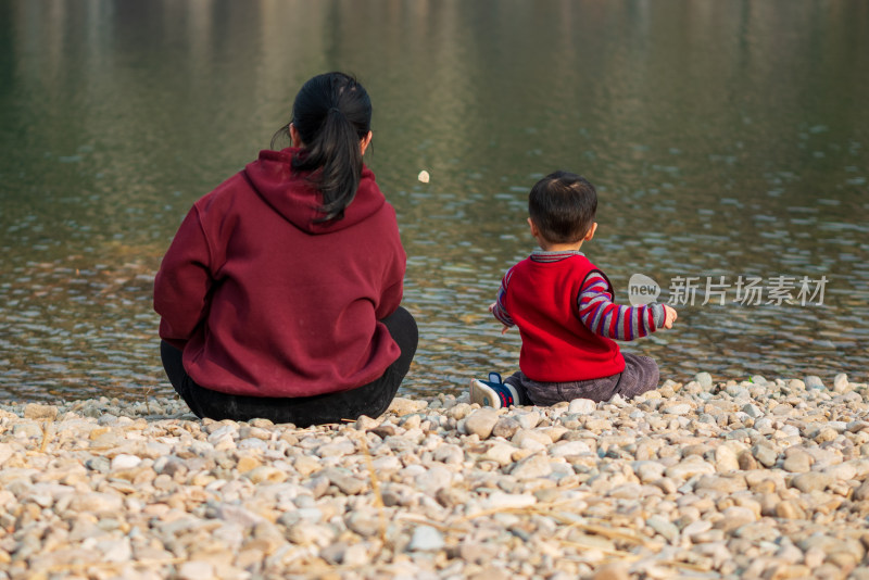 母子湖边石子滩休憩赏景