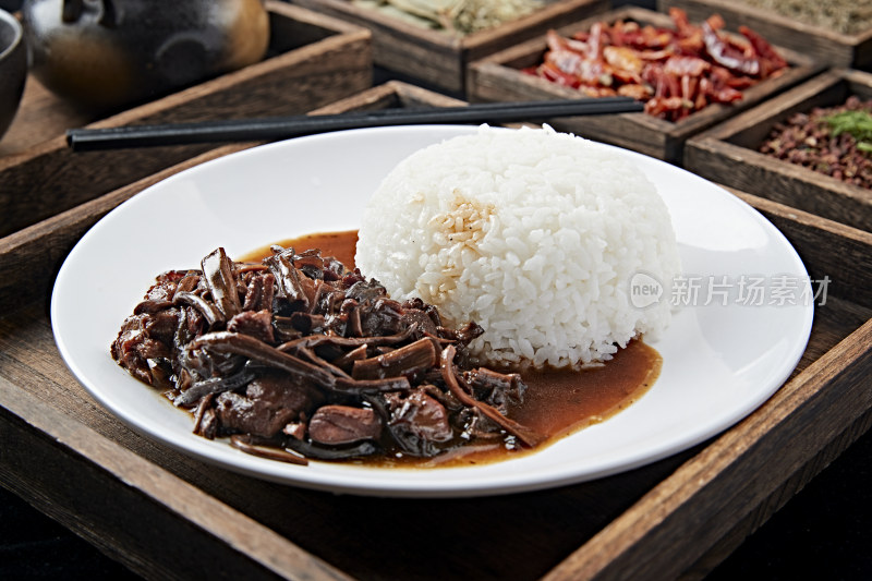 茶树菇炒鸡丁盖饭