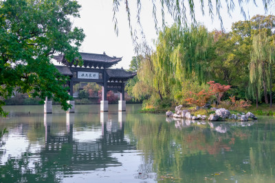 晴朗的午后，扬州瘦西湖江南园林风景