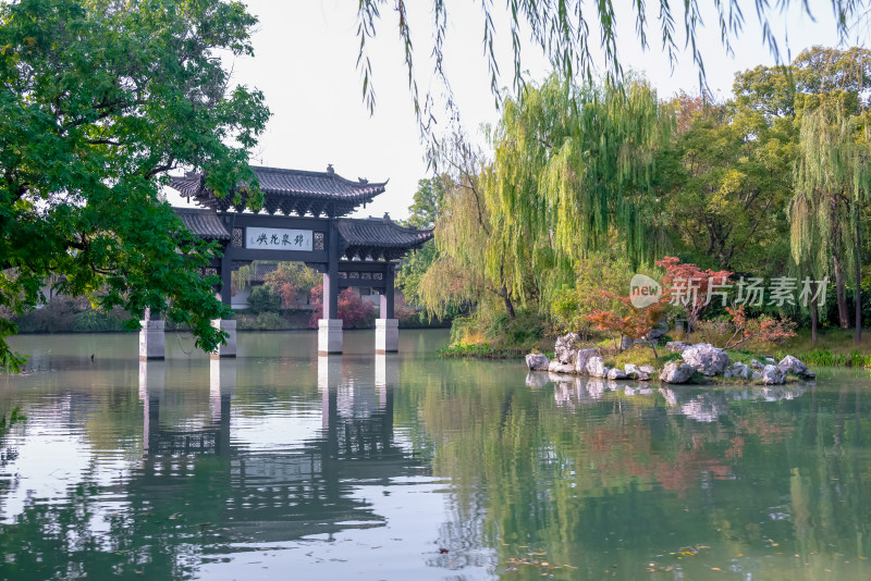 晴朗的午后，扬州瘦西湖江南园林风景