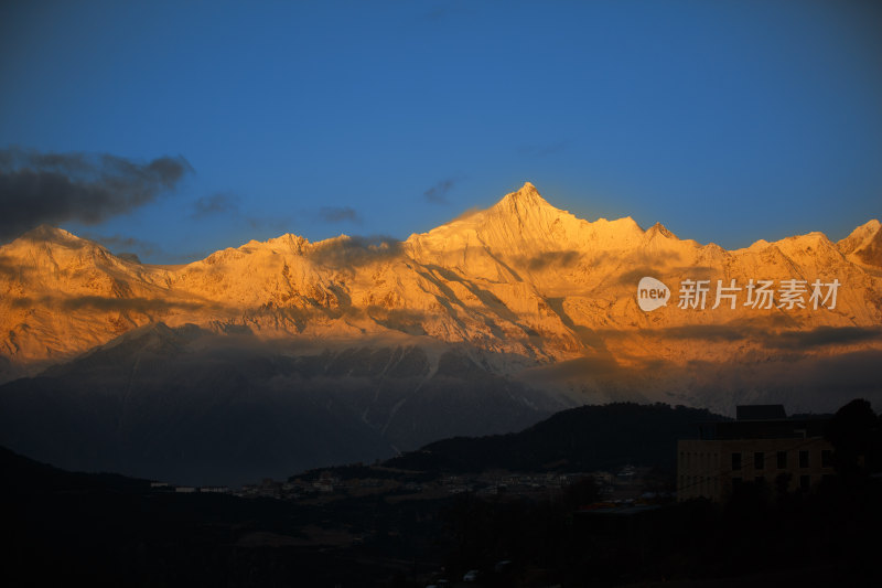 日照金山雪山美景