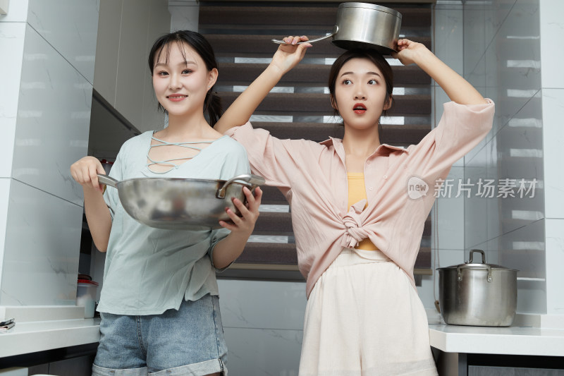 在厨房烹饪美食的亚洲闺蜜少女