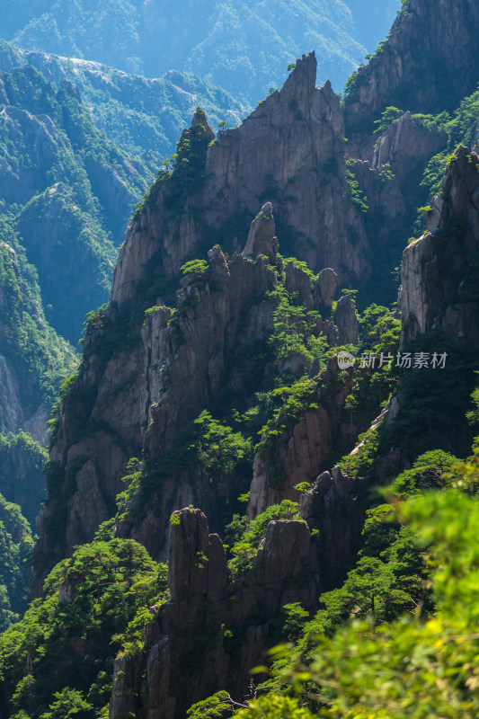 形态各异的山峰