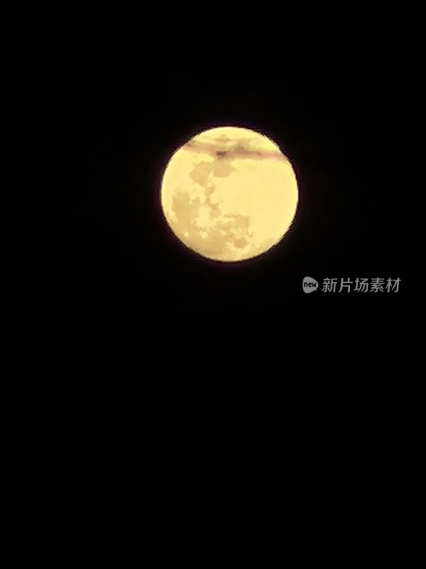 夜空中明亮皎洁的满月景象