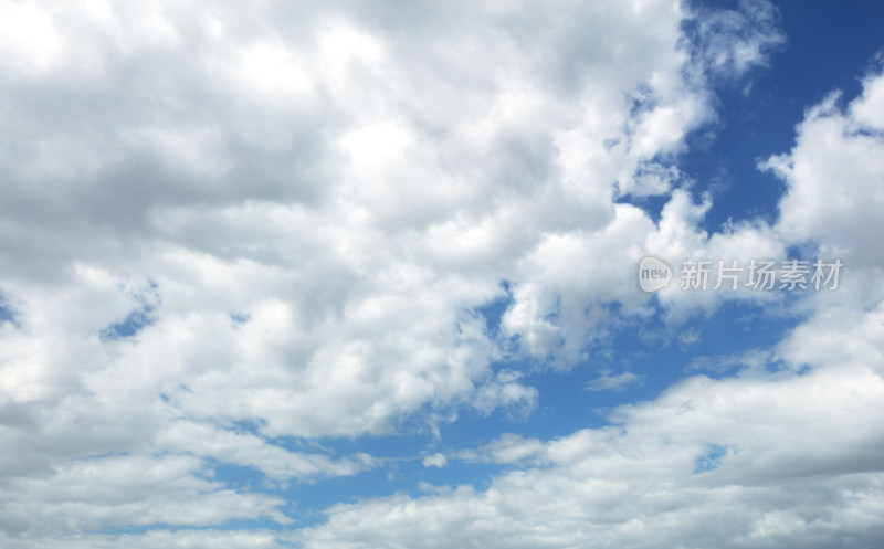 大面积厚层云的天空背景