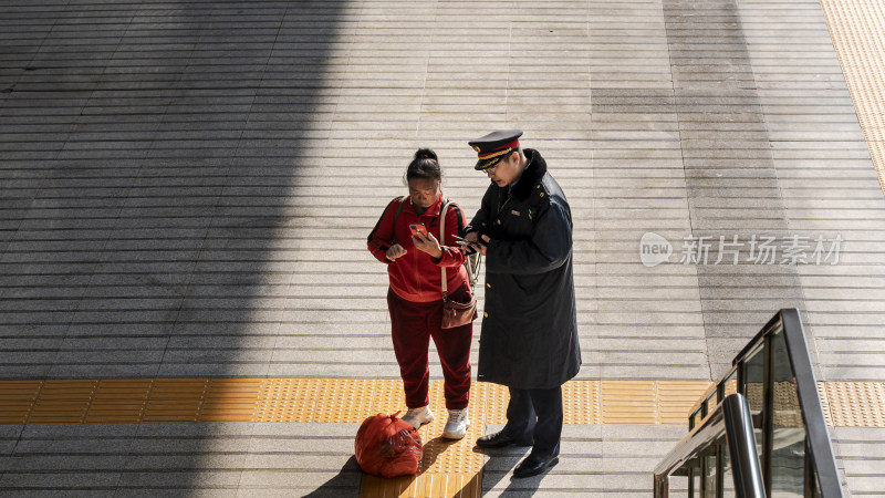 火车站内工作人员与旅客交流场景