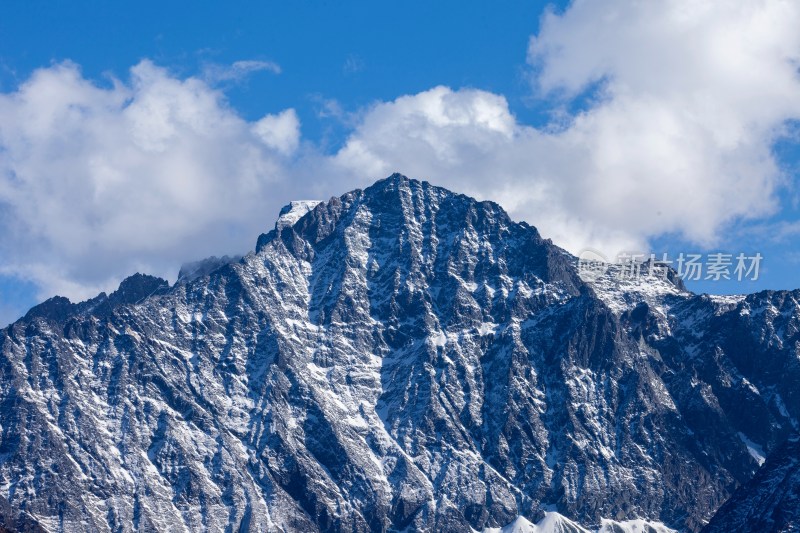 在巴郎山远眺四姑娘山