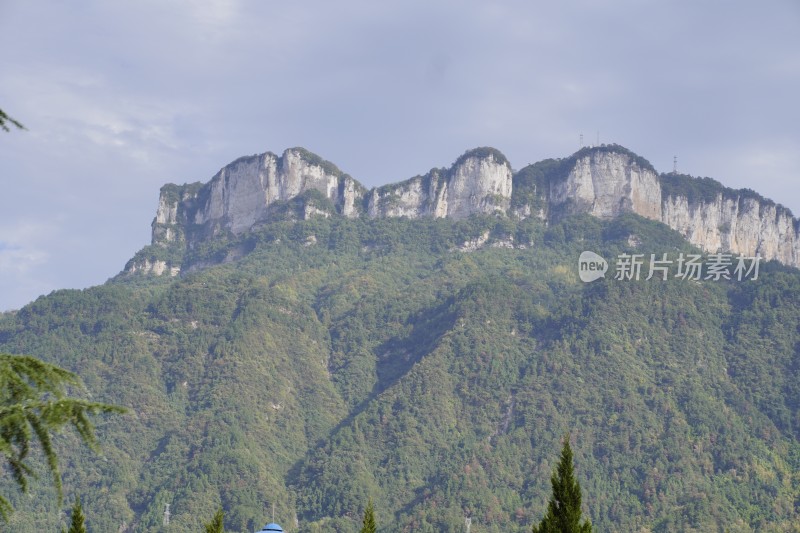 绿意盎然的山峦景色